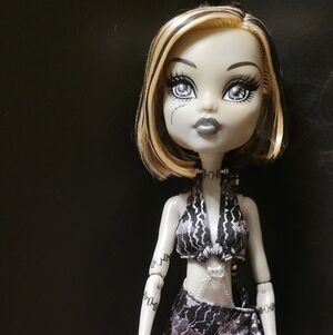 G1 Monster High Frankie Stein Gloom Beach Black and White Only Displayed